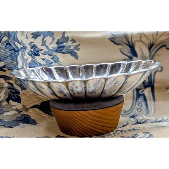 Reed and Barton Vintage Scalloped Holiday Silver Plate Serving Dish - Picture 4 of 10